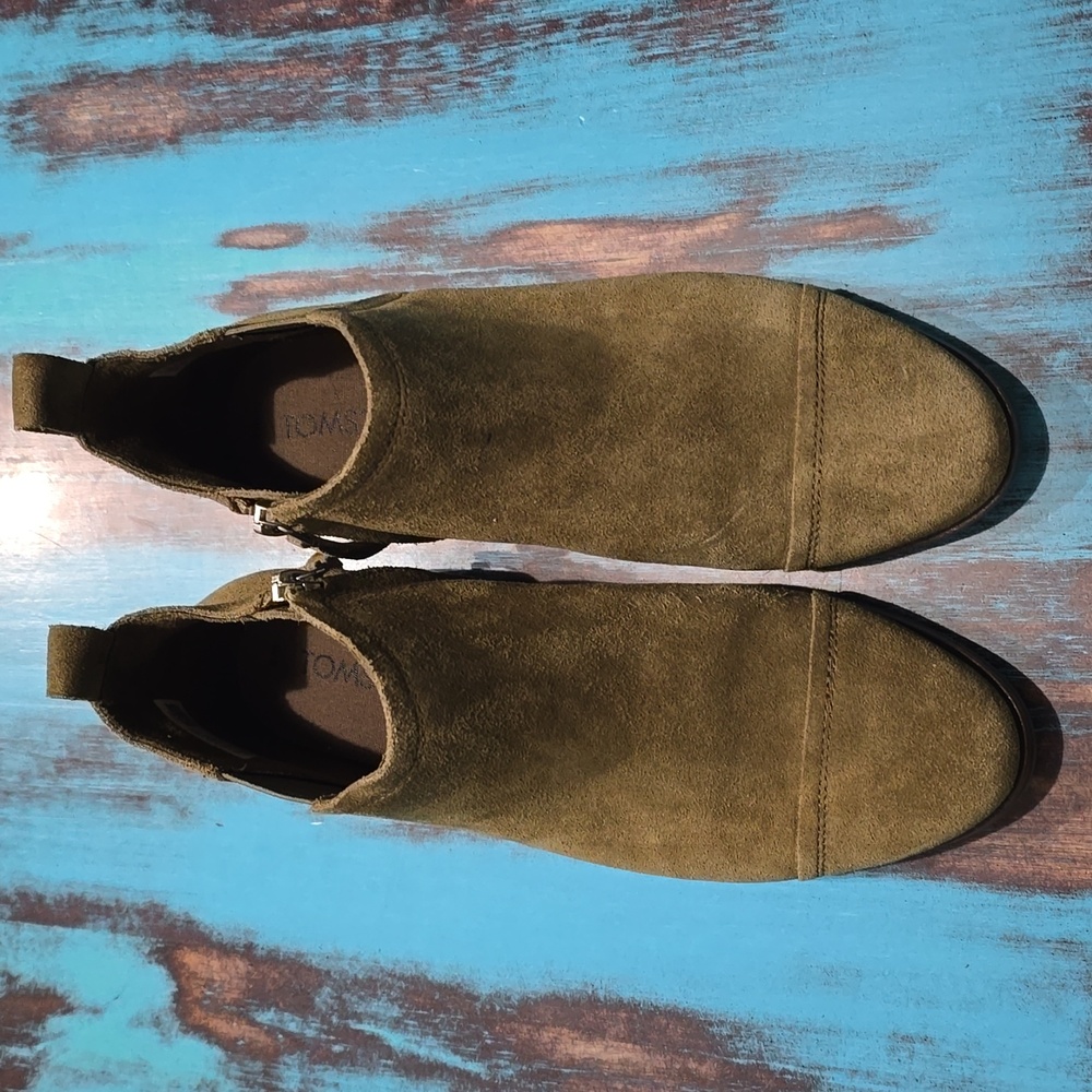 Tom's Suede Riley Booties